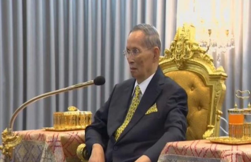 ស្តេច​ថៃ​Bhumibol Adulyadej (រូបភាពសារព័ត៌មាន​Channel News Asia)
