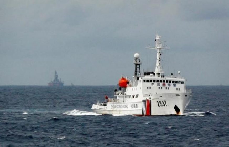 A Chinese Coast Guard vessel (R) passes near the Chinese oil rig, Haiyang Shi You 981 (L) in the South China Sea June 13, 2014. REUTERS/Nguyen Minh/File Photo