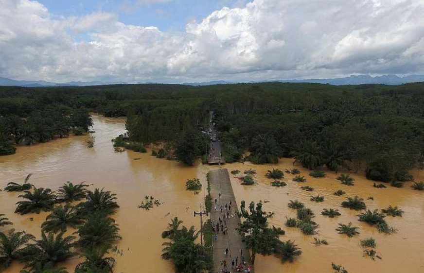 170112-vod-meta-g-en-Bridges-collapse-severing-overland routes -flood-hit-Thai-south(From Reuter)