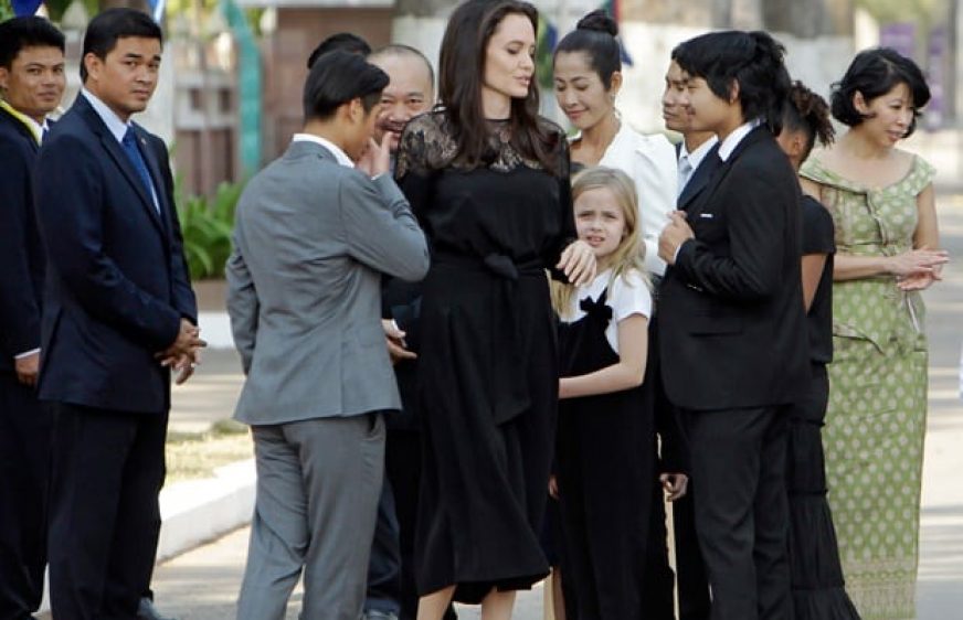 Angelina Jolie ​ក្នុងសន្និសីទសារព័ត៌មានបើកសម្ពោធចាក់បញ្ជាំងរឿង «មុនដំបូងខ្មែរក្រហមសម្លាប់ប៉ារបស់ខ្ញុំ​ »​(រូបថត៖​ AFP)