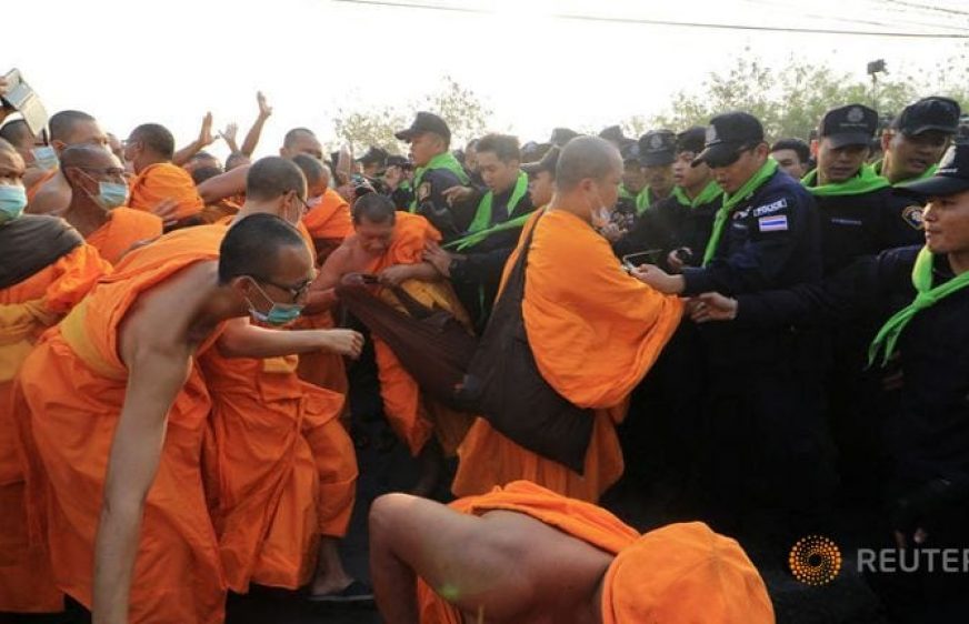 170220-vod-meta-g-secu-Scuffles-at-Thai temple as police hunt for monk1