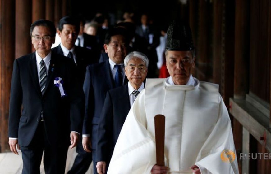 170421-vod-meta-g-pol-Japan lawmakers group visits Yasukuni shrine for war dead