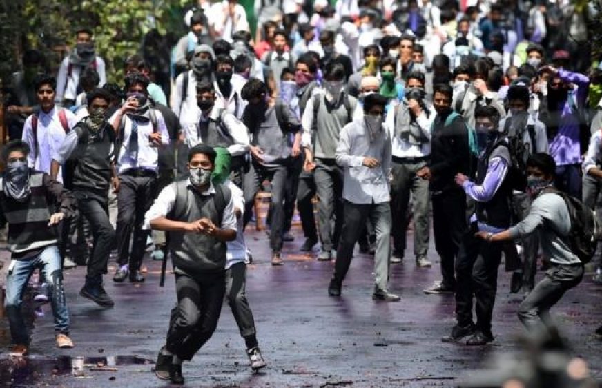 170427-vod-meta-g-foi-India bans social media in Kashmir amid violent unrest