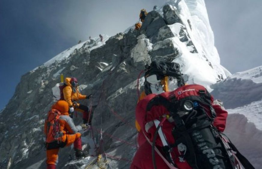 170526-vod-meta-g-health-Everest climbers worried about oxygen bottle theft