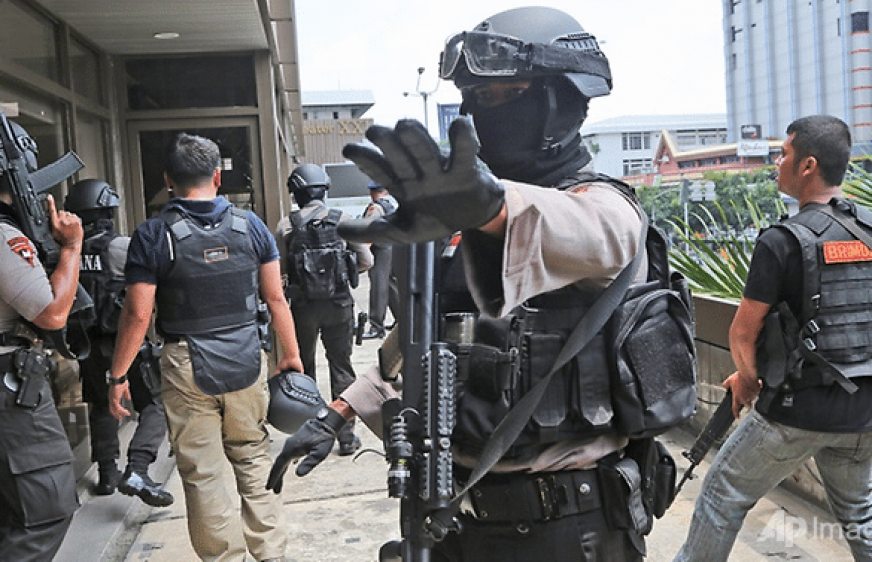 170626-vod-meta-g-secu-Indonesian policeman killed in knife attack by suspected militants