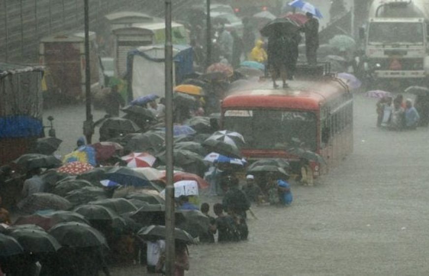 170830-vod-meta-g-en-strong-raining-at-mumbai-killed-5-people