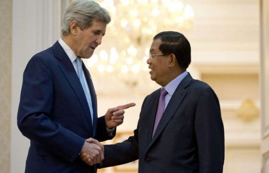 អតីតរដ្ឋមន្ត្រីការបរទេសអាមេរិក លោក John Kerry និងលោក ហ៊ុន សែន (រូបភាពពី AFP)