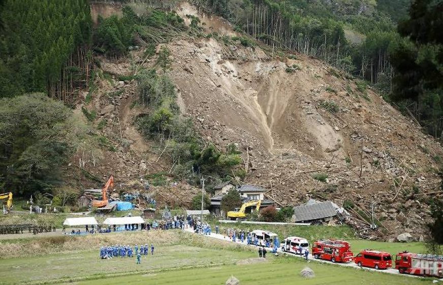 180411-vod-meta-g-en-landslide-at-south-japan