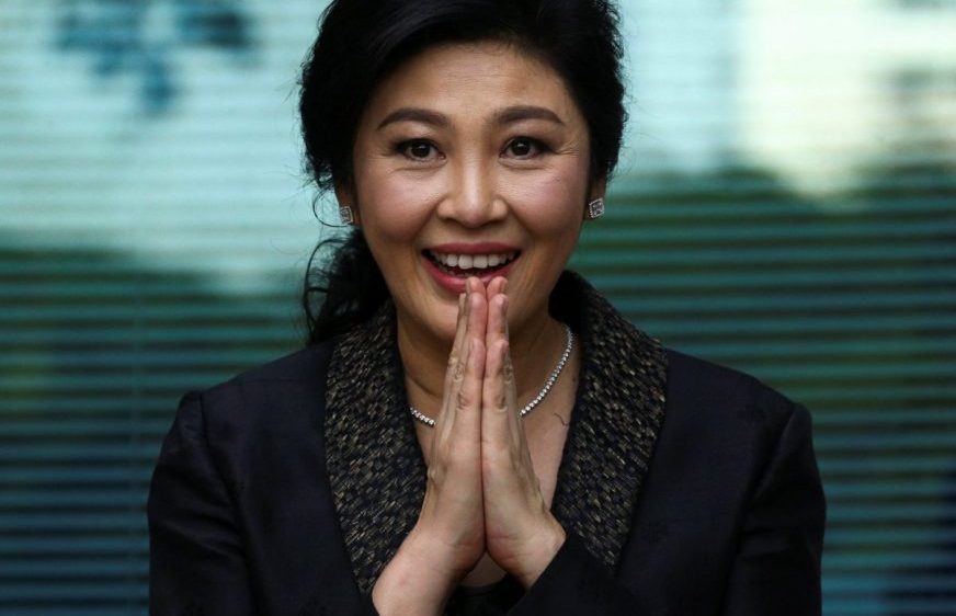 Ousted former Thai prime minister Yingluck Shinawatra greets supporters as she arrives at the Supreme Court in Bangkok, Thailand, August 1, 2017. REUTERS/Athit Perawongmetha     TPX IMAGES OF THE DAY