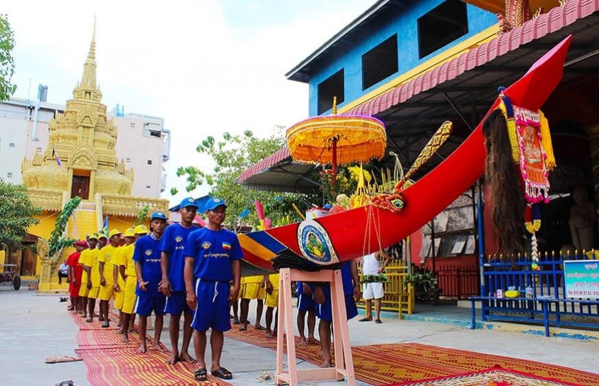 ទូក ង «​ខ្មែរ​កម្ពុជា​ក្រោម​មានជ័យ​» សម្រាប់ចូលរួមប្រកួតប្រណាំងទូក នៅភ្នំពេញ ក្នុង​ព្រះ​រាជពិធី​បុណ្យអុំទូក​ ឆ្នាំ២០១៨ ។ រូបភាព៖ ហ្វេសប៊ុក The Indigenous Khmer-Krom Peoples in Kampuchea-Krom