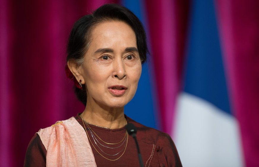 មេដឹកនាំគណបក្សប្រឆាំងមីយ៉ាន់ម៉ា និងជាជ័យលាភីរង្វាន់ណូបែលសន្តិភាព លោកស្រី អ៊ុងសាន ស៊ូជី (Aung San Suu Kyi)ថ្លែងទៅកាន់ប្រព័ន្ធផ្សព្វផ្សាយ អំឡុងពេលលោកស្រីជួបជាមួយប្រធានាធិបតីបារាំង លោក Francois Hollande នៅវិមានប្រធានាធិបតី Elysee ក្នុងទីក្រុងប៉ារីស ប្រទេសបារាំង ថ្ងៃទី១៥ ខែមេសា ឆ្នាំ២០១៤។ រូបថតដោយ Nicolas Gouhier/ABACAPRESS.COM