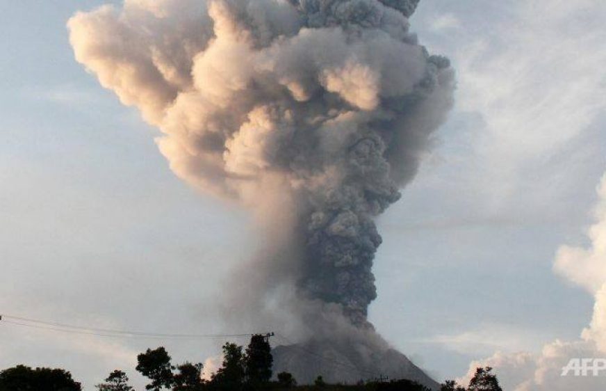 ភ្នំភ្លើង Sinabung នៅលើកោះសូម៉ាត្រាបានបញ្ចេញកំអ៊ែលថ្មីៗកាលពីរសៀលថ្ងៃសៅរ៍កន្លងមកនេះ (រូបភាពពី AFP)