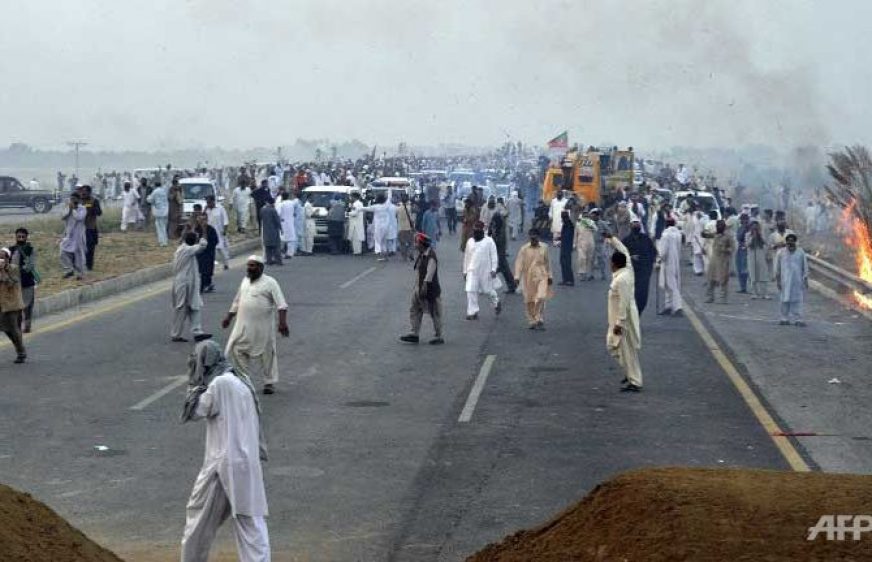 20161101-vod-udom-g-pol-pakistan-police-clash-with-anti-government-protesters-ahead-of-march