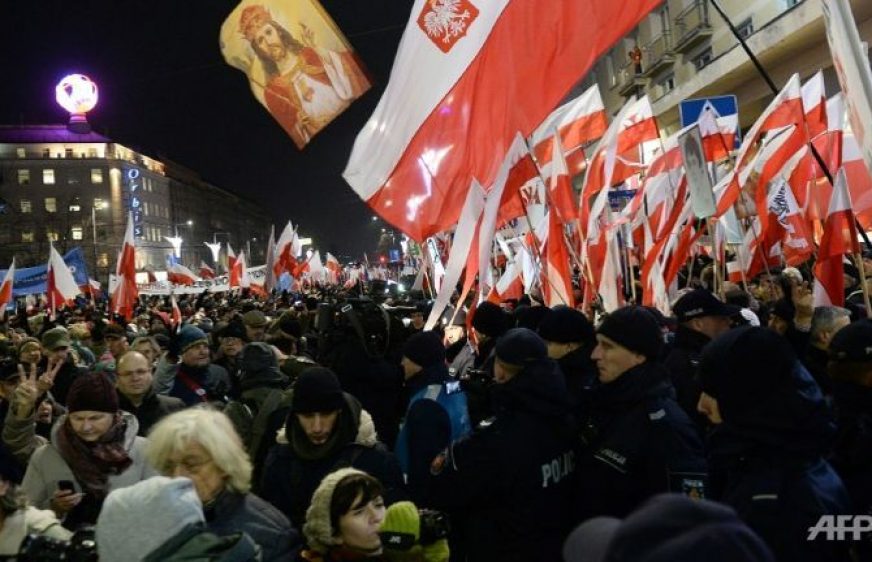 20161214-vod-udom-g-hr-tens-of-thousands-hold-anti-government-protest-in-poland