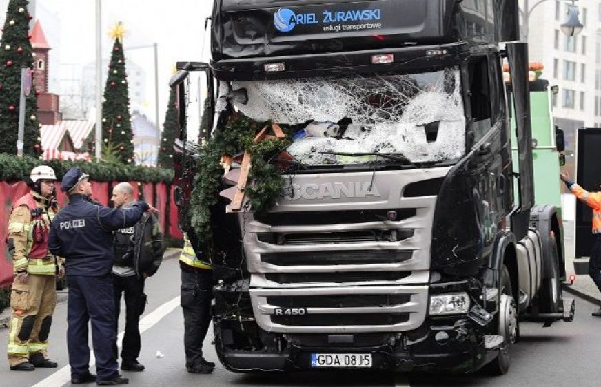 20161221-vod-udom-g-sec-Islamic State claims Berlin truck attack, suspect at large