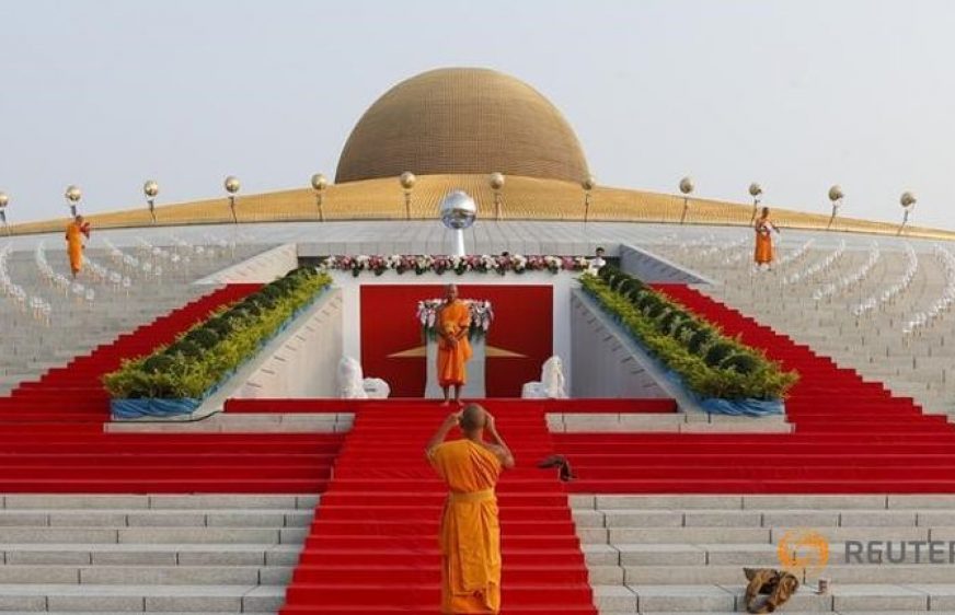 20161227-vod-udom-g-hr-Thai police call off raid on scandal-hit Buddhist temple