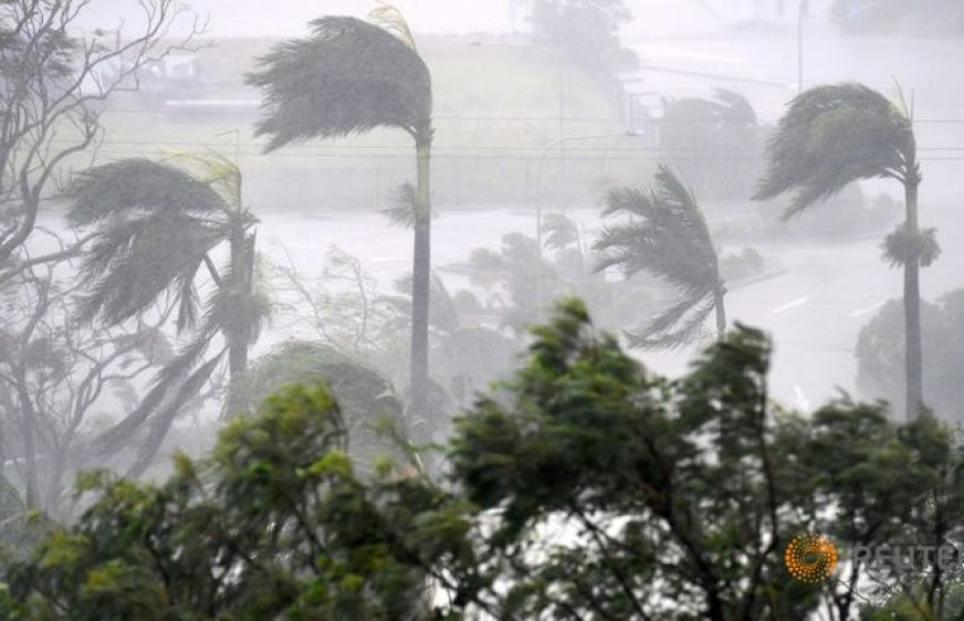 20170328-vod-udom-g-env-Thousands take shelter as Cyclone Debbie lashes Australian coastal resorts