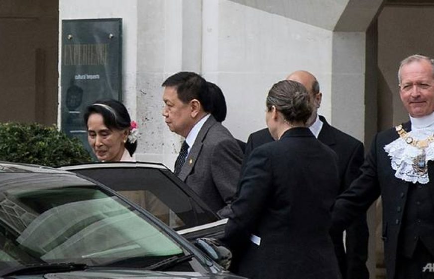 20170509-vod-udom-g-hr-Suu Kyi receives award on visit to UK despite protest