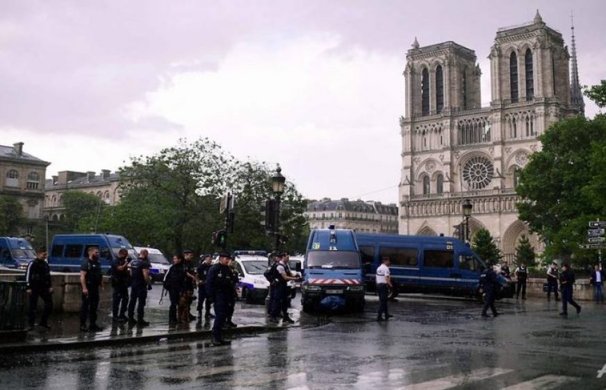 20170607-vod-udom-g-ss-French police shoot attacker outside Notre Dame in Paris