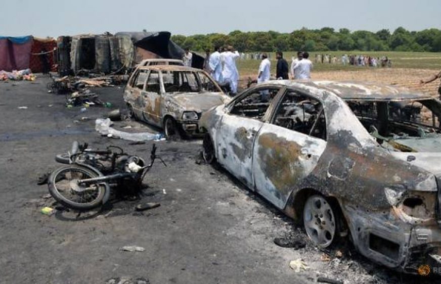 20170627-vod-udom-g-ss-Burn victims overwhelm Pakistani hospitals after tanker fire kills 146