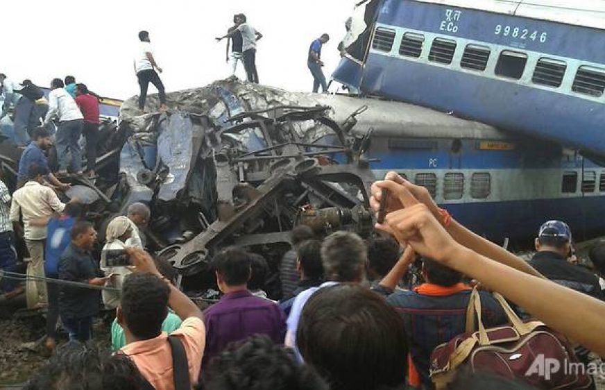 20170820-vod-udom-g-ss-At least 23 dead, dozens hurt as train derails in India