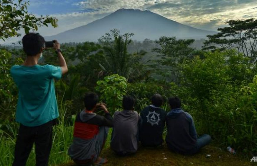 20170924-vod-udom-g-ss-Tens of thousands flee rumbling Bali volcano