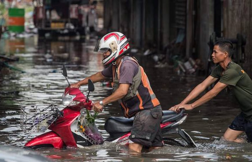 20171015-vod-udom-g-weather-Bangkok streets flood after torrential rain