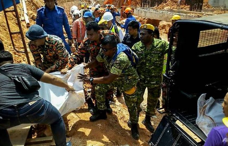 20171023-vod-udom-g-ss-11 dead in Malaysian construction site landslide