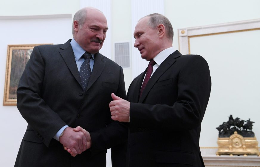 ប្រធានាធិបតី​រុស្ស៊ី លោក វ្ល៉ាឌីមៀ ពូទីន (ស្តាំ) ចាប់​ដៃ​ជាមួយ​សមភាគី​បេឡារុស​ លោក Alexander Lukashenko ក្នុង​អំឡុង​កិច្ច​ប្រជុំ​ក្នុង​ទីក្រុង​មូស្គូ ប្រទេស​រុស្ស៊ី កាលពី​ថ្ងៃទី២៩ ខែធ្នូ ឆ្នាំ​២០១៨។
