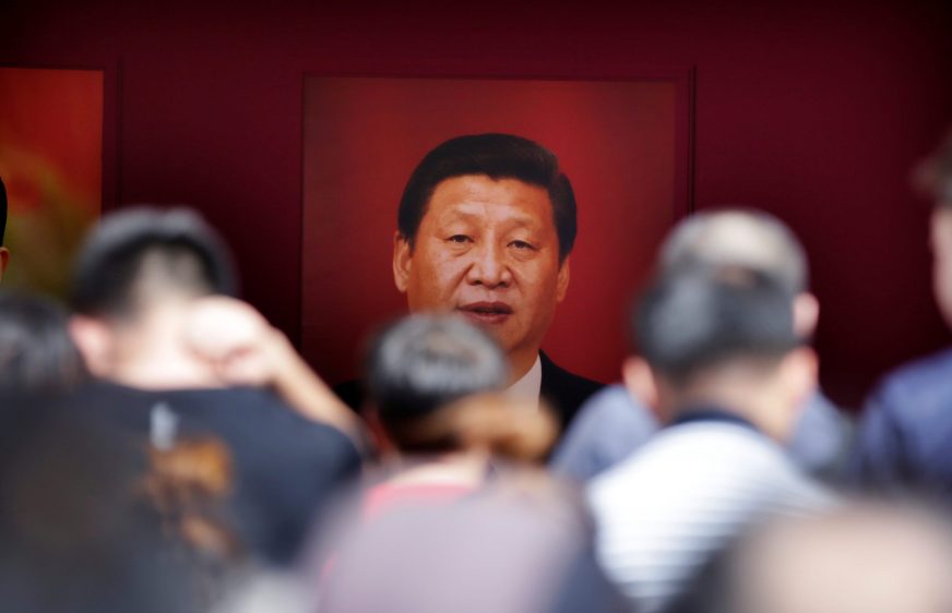 អ្នក​ចូលទស្សនាដើរកាត់​ពី​មុខ​រូបលោក​ប្រធានាធិបតី​ចិន Xi Jinping ក្នុង​អំឡុង​ពេល​ការ​តាំង​ពិព័រណ៍​សមិទ្ធផល​របស់​ប្រទេស​ចិន ​ក្នុង​ការ​ប្រារព្ធ​ខួប​លើក​ទី៧០ នៃ​ការ​បង្កើត​សាធារណរដ្ឋ​ប្រជាមានិត​ចិន (PRC) នៅ​មជ្ឈមណ្ឌល​តាំង​ពិព័រណ៍​ប៉េកាំង ក្នុង​ទីក្រុង​ប៉េកាំង ប្រទេស​ចិន កាលពី​ថ្ងៃទី២៤ ខែកញ្ញា ឆ្នាំ២០១៩។