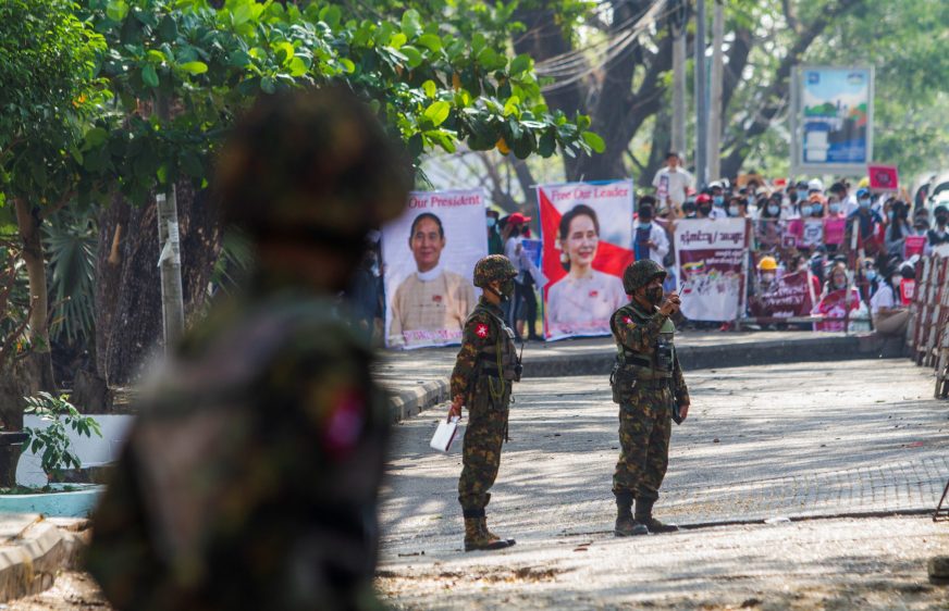 ទាហាន​ឈរ​នៅ​ខាង​ក្រៅ​ធនាគារ​កណ្ដាល​មីយ៉ាន់ម៉ា ក្នុង​ពេលពលរដ្ឋ​តវ៉ា​ប្រឆាំង​នឹង​រដ្ឋប្រហារ​យោធា ​ក្នុង​ទីក្រុង Yangon ប្រទេស​មីយ៉ាន់ម៉ា កាលពី​ថ្ងៃទី១៥ ខែកុម្ភៈ ឆ្នាំ២០២១។