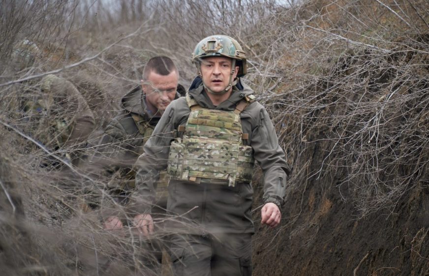 ប្រធានាធិបតី​អ៊ុយក្រែន​លោក Volodymyr Zelenskiy ធ្វើ​ទស្សនកិច្ច​ទៅ​កាន់​ទីតាំង​កង​កម្លាំង​ប្រដាប់​អាវុធ​ក្បែរ​ជួរ​មុខ​ជាមួយ​ក្រុម​បំបែក​ខ្លួន​ដែល​គាំទ្រ​​រុស្ស៊ី​ នៅ​ក្នុង​តំបន់ Donbass ប្រទេស​អ៊ុយក្រែន កាលពី​ថ្ងៃទី៩ ខែ​មេសា ឆ្នាំ​២០២១។ (REUTERS)