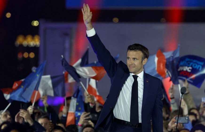 ប្រធានាធិបតី​បារាំង Emmanuel Macron លើកដៃគ្រវី​ពេល​មក​ថ្លែង​សុន្ទរកថា​បន្ទាប់​ពី​បាន​ជាប់​ឆ្នោត​ជា​ប្រធានាធិបតី​ បន្ទាប់​ពី​លទ្ធផល​ក្នុង​ការ​បោះឆ្នោត​ជ្រើសរើស​ប្រធានាធិបតី​បារាំង​ជុំ​ទី​ពីរ​ឆ្នាំ២០២២ ក្នុង​ទីក្រុង​ប៉ារីស ប្រទេស​បារាំង កាលពី​ថ្ងៃទី២៤ ខែមេសា ឆ្នាំ២០២២។