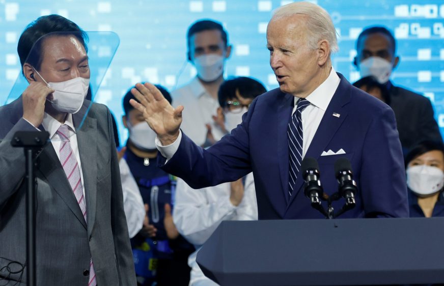 ប្រធានាធិបតី​អាមេរិក លោក Joe Biden ធ្វើ​កាយវិការ​ក្បែរ​ប្រធានាធិបតី​កូរ៉េខាងត្បូង លោក Yoon Suk-yeol បន្ទាប់​ពី​បាន​ថ្លែង​សុន្ទរកថា​អំឡុង​ពេល​ធ្វើ​ទស្សនកិច្ច​ទៅ​កាន់​រោងចក្រ​ផលិត​គ្រឿង​អេឡិចត្រូនិក​នៅ Samsung Electronics Pyeongtaek Campus ក្នុង​ទីក្រុង Pyeongtaek ប្រទេស​កូរ៉េ​ខាង​ត្បូង ថ្ងៃ​ទី២០ ខែ​ឧសភា ឆ្នាំ ២០២២។