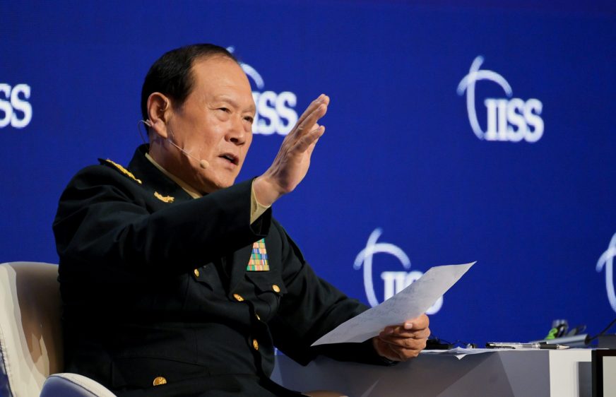 ទីប្រឹក្សារដ្ឋ និងជារដ្ឋមន្ត្រីក្រសួងការពារជាតិរបស់ប្រទេសចិន លោក Wei Fenghe ឆ្លើយសំណួររបស់ទស្សនិកជននៅក្នុងសម័យប្រជុំពេញអង្គ ក្នុងអំឡុងពេលកិច្ចសន្ទនា Shangri-La លើកទី១៩ នៅប្រទេសសិង្ហបុរី ថ្ងៃទី១២ ខែមិថុនា ឆ្នាំ២០២២។