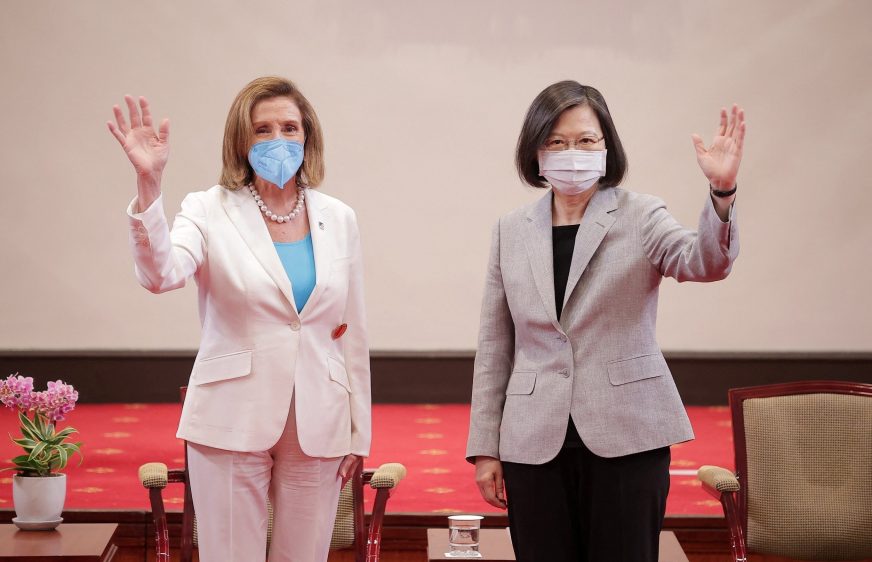 ប្រធានសភាអាមេរិក លោកស្រី Nancy Pelosi ចូលរួមកិច្ចប្រជុំជាមួយប្រធានាធិបតីតៃវ៉ាន់ លោកស្រី Tsai Ing-wen នៅការិយាល័យប្រធានាធិបតី ក្នុងទីក្រុងតៃប៉ិ កោះតៃវ៉ាន់ ថ្ងៃទី០៣ ខែសីហា ឆ្នាំ២០២២។
