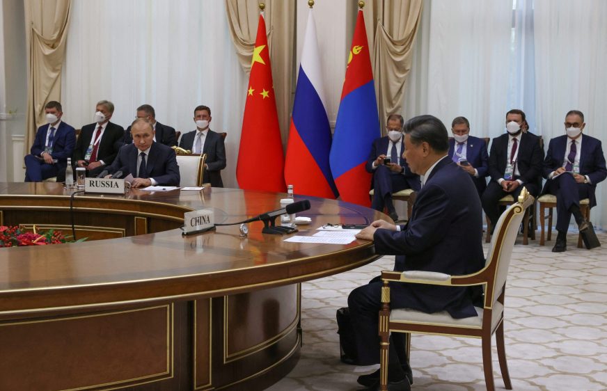 ប្រធានាធិបតីចិន លោក Xi Jinping និងប្រធានាធិបតីរុស្ស៊ី លោក Vladimir Putin ចូលរួមកិច្ចប្រជុំត្រីភាគីជាមួយប្រធានាធិបតីម៉ុងហ្គោលី លោក Ukhnaa Khurelsukh នៅកិច្ចប្រជុំកំពូលមួយរបស់អង្គការសហប្រតិបត្តិការសៀងហៃ (SCO) នៅទីក្រុង Samarkand ប្រទេស Uzbekistan ថ្ងៃទី១៥ ខែកញ្ញា ឆ្នាំ០២២។