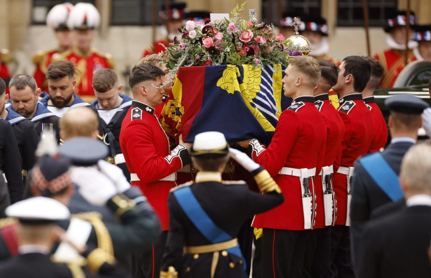 Pall bearers carry the coffin of Britain's Queen Elizabeth into Westminster Abbey on the day of the state funeral and burial of Britain's Queen Elizabeth, in London, Britain, September 19, 2022 REUTERS/John Sibley