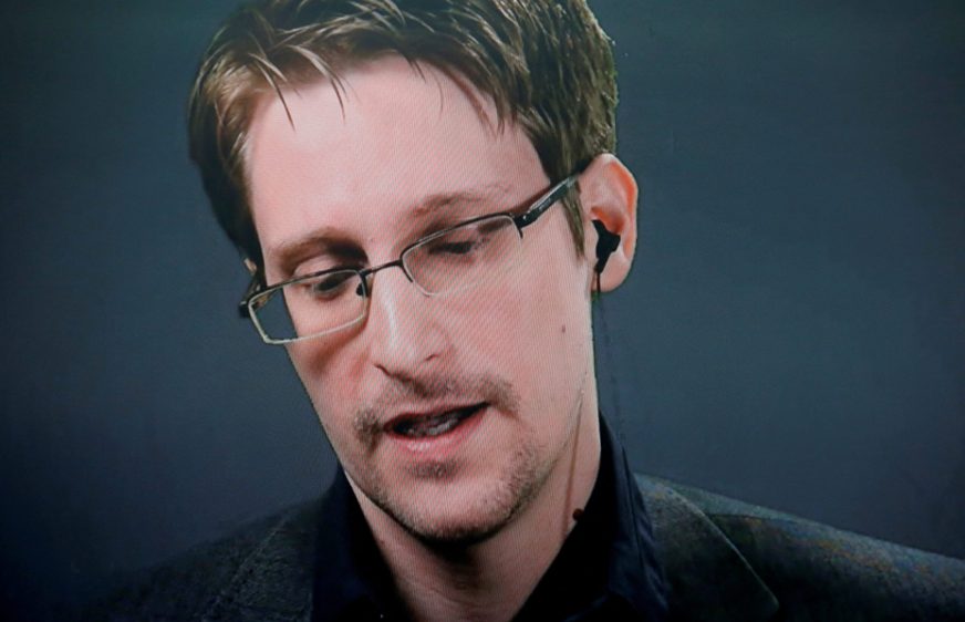 រូបឯកសារ៖ លោក Edward Snowden និយាយ​តាម​រយៈ​តំណ​វីដេអូ ​ក្នុង​អំឡុង​ពេល​សន្និសីទ​សារព័ត៌មាន​ក្នុង​ទីក្រុង​ញូវយ៉ក សហរដ្ឋ​អាមេរិក កាល​ពី​ថ្ងៃ​ទី១៤ ខែ​កញ្ញា ឆ្នាំ​២០១៦។ (REUTERS/Brendan