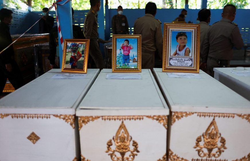 រូបថតជនរងគ្រោះដាក់តាំងនៅលើមឈូសរបស់ពួកគេ នៅវិហារ Sri Uthai ស្រុក Na Klang បន្ទាប់ពីការបាញ់ប្រហារដ៏ធំនៅទីក្រុង Uthai Sawan ក្នុងខេត្ត Nong Bua Lam Phu ប្រទេសថៃ កាលពីថ្ងៃទី០៧ ខែតុលា ឆ្នាំ២០២២។ (REUTERS/Athit Perawongmetha)