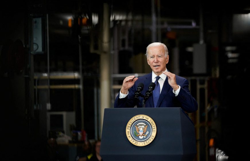 ប្រធានាធិបតីសហរដ្ឋអាមេរិក លោក Joe Biden ថ្លែងសុន្ទរកថានៅ Volvo Group Powertrain Operations នៅ Hagerstown រដ្ឋ Maryland សហរដ្ឋអាមេរិក ថ្ងៃទី០៧ ខែតុលា ឆ្នាំ២០២២។