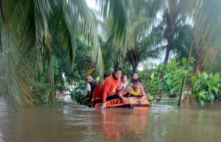 ក្រុម​អ្នក​ជួយ​សង្គ្រោះ​ហ្វីលីពីន (PCG) ជម្លៀស​អ្នកស្រុក​ចេញ​ពីផ្ទះ​ដែល​លិចទឹក ដោយសារ​ព្យុះត្រូពិច​មួយ ដែល​មាន​ឈ្មោះថា Paeng ក្នុងខេត្ត Sultan Kudarat ប្រទេស​ហ្វីលីពីន ថ្ងៃទី២៨ ខែតុលា ឆ្នាំ២០២២។
-----
Philippine Coast Guard (PCG) rescuers evacuate residents from their flooded homes due to a tropical storm, locally named Paeng, in Sultan Kudarat province, Philippines, October 28, 2022. Philippine Coast Guard/Handout via REUTERS