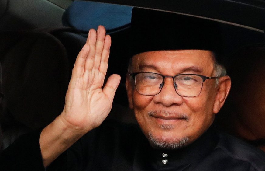 នាយក​រដ្ឋមន្ត្រី​ថ្មី​ម៉ាឡេស៊ី​ លោក Anwar Ibrahim គ្រវីដៃ​ពេល​លោក​មក​ដល់​ព្រះបរមរាជវាំង​ជាតិ ​ក្នុង​ទីក្រុង​ Kuala Lumpur ប្រទេស​ម៉ាឡេស៊ី ​ថ្ងៃទី២៤ ខែវិច្ឆិកា ឆ្នាំ២០២២។