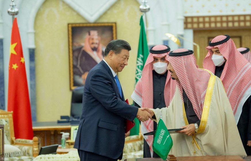 ស្តេចអារ៉ាប៊ីសាអូឌីត Salman bin Abdulaziz ចាប់ដៃជាមួយប្រធានាធិបតីចិន លោក Xi Jinping នៅទីក្រុង Riyadh ប្រទេសអារ៉ាប៊ីសាអូឌីត ថ្ងៃទី០៨ ខែធ្នូ ឆ្នាំ២០២២។