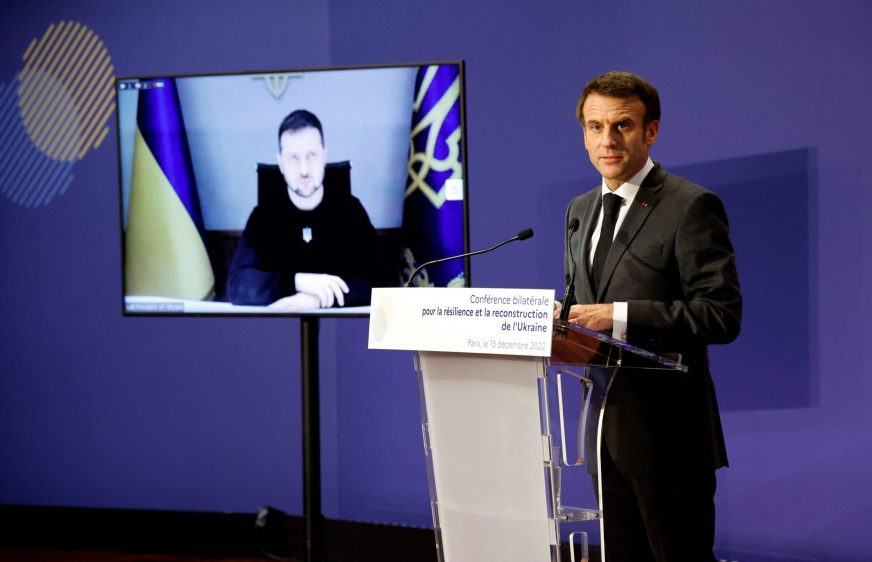 ប្រធានាធិបតីអ៊ុយក្រែន លោក Volodymyr Zelensky ស្ដាប់តាមរយៈវីដេអូភ្ជាប់ ខណៈប្រធានាធិបតីបារាំង លោក Emmanuel Macron ថ្លែងសុន្ទរកថាក្នុងអំឡុងសន្និសីទបារាំង-អ៊ុយក្រែន សម្រាប់ភាពធន់ និងការកសាងឡើងវិញ នៅក្រសួងសេដ្ឋកិច្ចនៅទីក្រុងប៉ារីស ប្រទេសបារាំង ថ្ងៃទី១៣ ខែធ្នូ ឆ្នាំ២០២២។