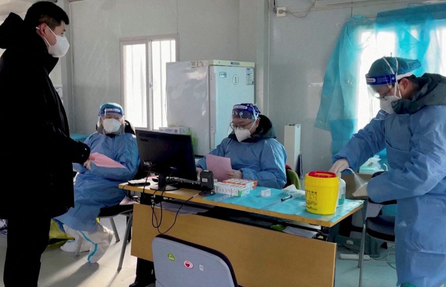 បុគ្គលិក​សុខាភិបាល​ចុះ​ឈ្មោះ​ពលរដ្ឋសម្រាប់​ទទួលយកស្ព្រាយ(spay)បាញ់ច្រមុះដើម្បីបង្កើនប្រសិទ្ធភាពវ៉ាក់សាំង​ការពារ​ជំងឺ​កូវីដ-១៩ ​នៅ​ក្រុង​ប៉េកាំង ប្រទេស​ចិន ថ្ងៃ​ទី១៧ ខែ​ធ្នូ ឆ្នាំ​២០២២។