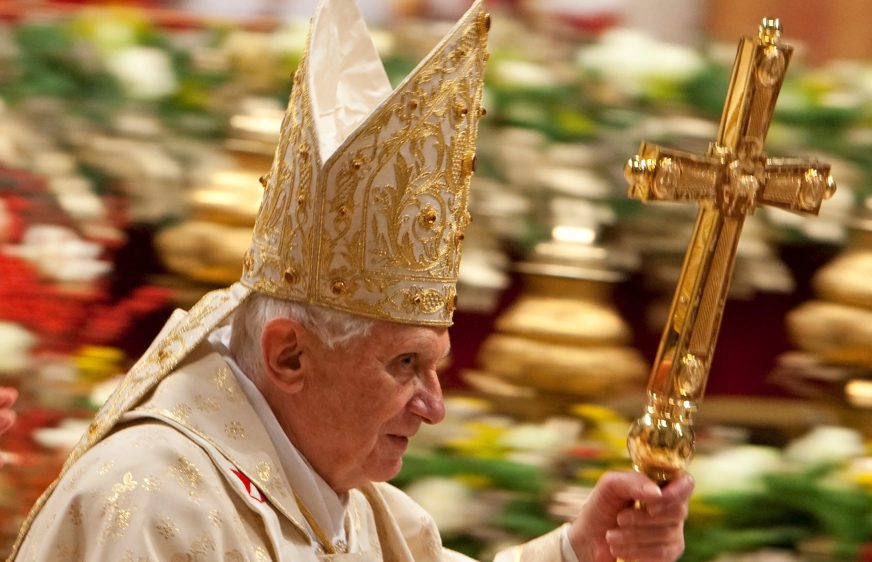 រូបថតឯកសារ៖ សម្ដេចប៉ាប Benedict XVI ធ្វើដំណើរចាកចេញនៅចុងបញ្ចប់នៃពិធីបុណ្យណូអែលក្នុង Saint Peter's Basilica នៅបុរីវ៉ាទីកង់ ថ្ងៃទី២៤ ខែធ្នូ ឆ្នាំ២០០៩។