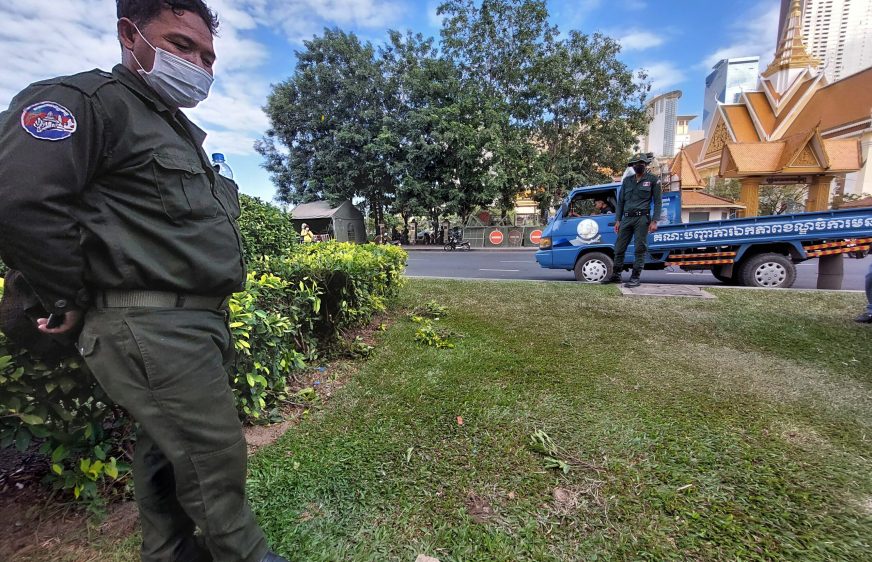 អាជ្ញាធរខណ្ឌចំការមន មកពិនិត្យទីតាំងផ្ទុះគ្រាប់បែកដៃដែលត្រូវបានជនអនាមិកមកផ្លុងចោលនៅក្បែររដ្ឋសភាជាតិ និងក្រុមហ៊ុនណាហ្គាវើលដ៍២ ដោយហេតុការណ៍នេះកើតឡើងនៅព្រឹកថ្ងៃទី១៥ ខែធ្នូ ឆ្នាំ២០២២។