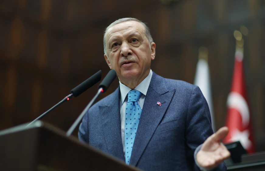 ប្រធានាធិបតីតួកគី លោក Tayyip Erdogan ថ្លែងទៅកាន់សមាជិកសភានៃគណបក្ស AK ក្នុងអំឡុងពេលកិច្ចប្រជុំមួយនៅសភា ក្នុងទីក្រុង Ankara ប្រទេសតួកគី ថ្ងៃទី១៨ ខែមករា ឆ្នាំ២៩២៣។
