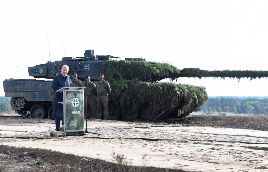 អធិការបតីអាល្លឺម៉ង់ លោក Olaf Scholz ថ្លែងសុន្ទរកថានៅពីមុខរថក្រោះ Leopard 2 អំឡុងពេលទស្សនកិច្ចទៅកាន់មូលដ្ឋានយោធារបស់កងទ័ពអាល្លឺម៉ង់ Bundeswehr ក្នុងទីក្រុង Bergen ប្រទេសអាល្លឺម៉ង់ ថ្ងៃទី១៧ ខែតុលា ឆ្នាំ២០២២។